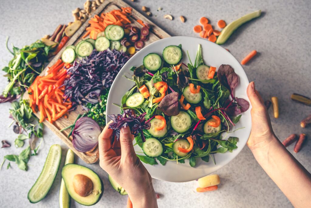 female-hands-holding-bowl-vegan-salad-with-fresh-vegetables-top-view6-min female-hands-holding-bowl-vegan-salad-with-fresh-vegetables-top-view6-min proto-untypical Blood sugar management